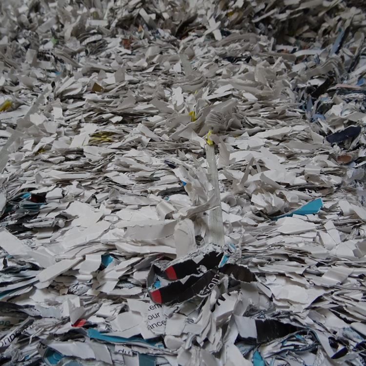 Prestation: destruction d'archive, pile d'archives réduites en lambeaux