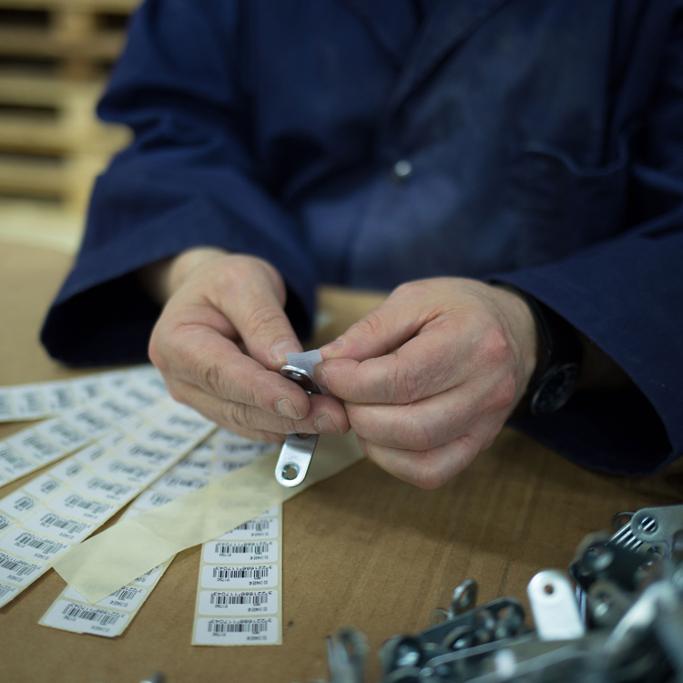 Prestation AAPH: sous-traitance et conditionnement, une personne s'occupe de différentes pièces à la main