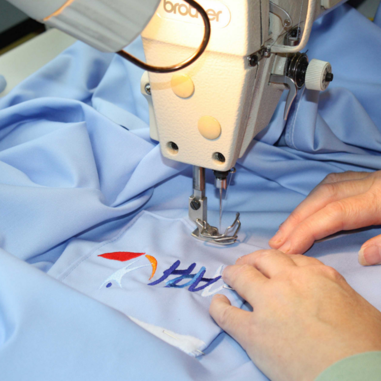 Prestation AAPH: couture, communication par l'objet et personnalisation des tenues; Personne entrain de coudre un tenue personnalisée AAPH.