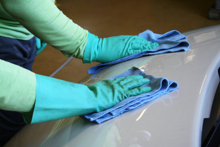 Polissage d'une voiture, une des prestation du lavage auto avec Handywash