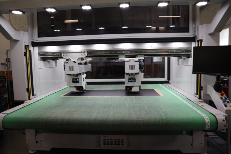 Machine de découpe industrielle automatisée utilisée pour le prototypage ou la fabrication sur mesure de projets développés en collaboration avec les clients.