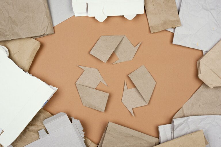 Prestation AAPH: compactage des cartons, ensemble de cartons et de papiers avec un logo de recyclage au centre