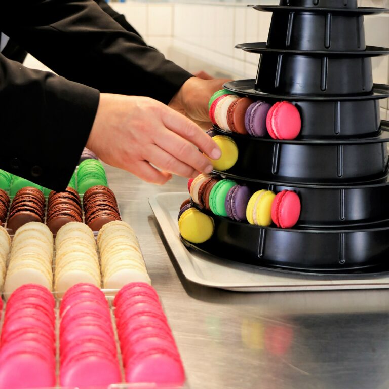 Plateau de macarons pour représenter la prestations "Événementiel"